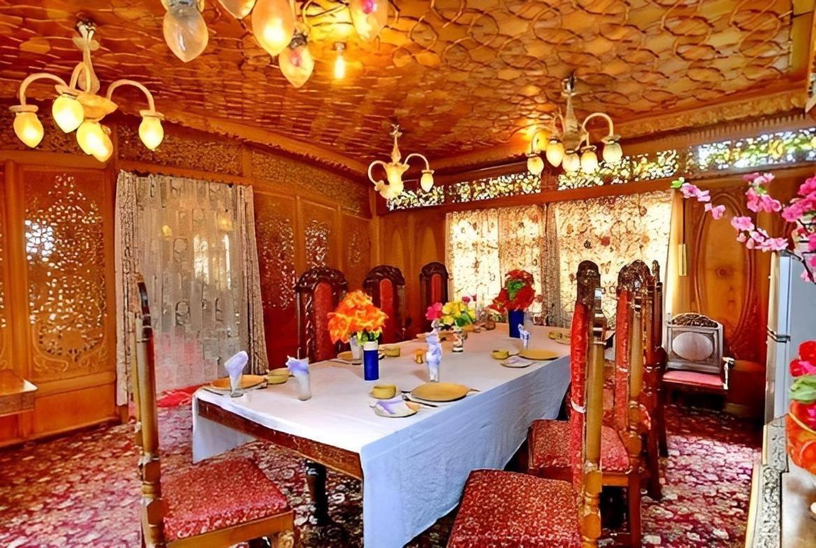 Heritage Amina Group Of Houseboats Hotel Srīnagar Buitenkant foto