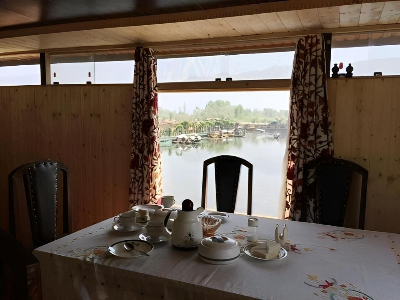Heritage Amina Group Of Houseboats Hotel Srīnagar Buitenkant foto