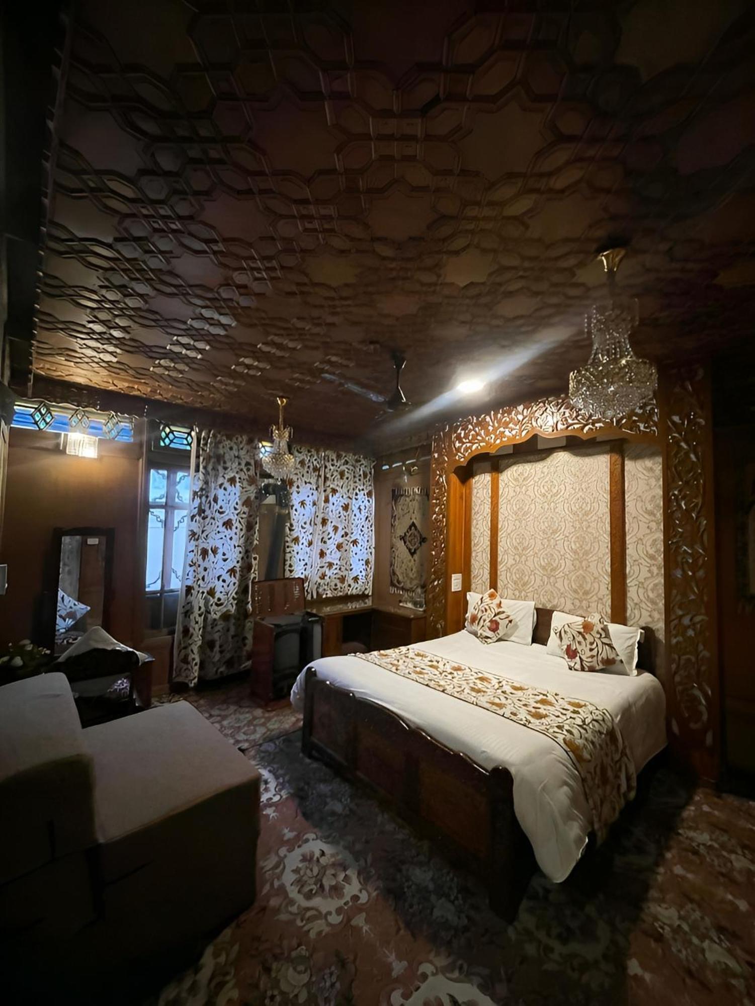 Heritage Amina Group Of Houseboats Hotel Srīnagar Buitenkant foto