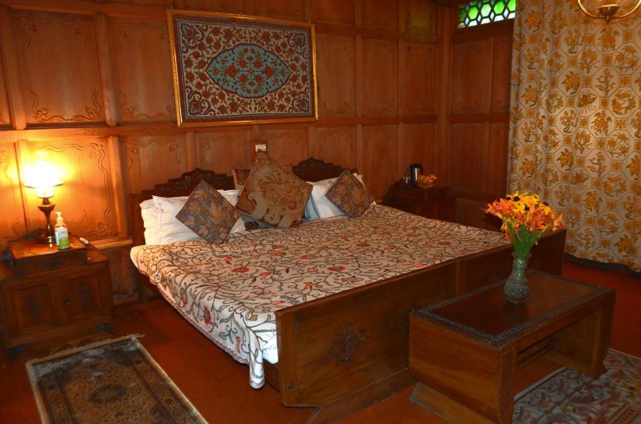Heritage Amina Group Of Houseboats Hotel Srīnagar Buitenkant foto