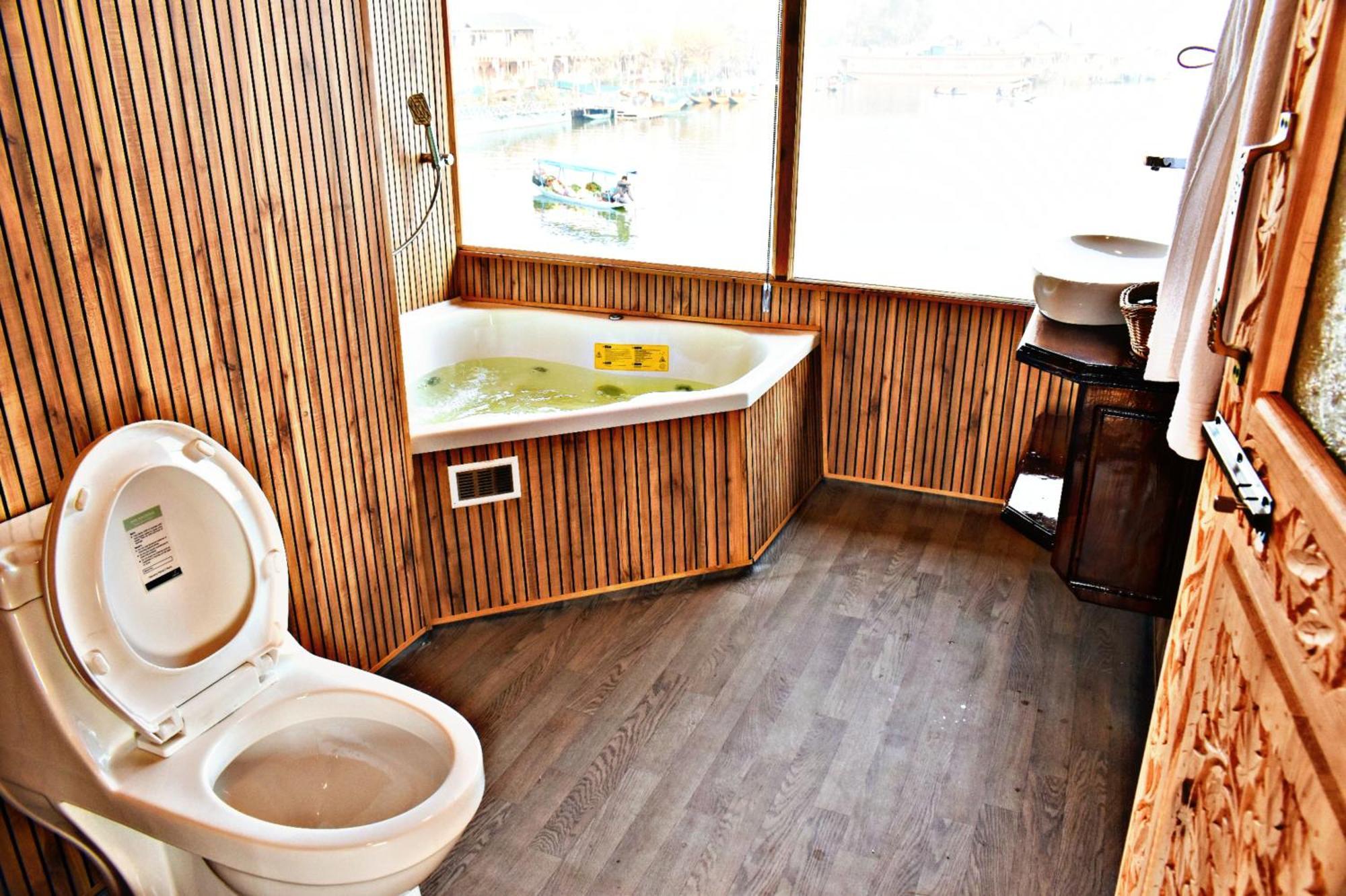Heritage Amina Group Of Houseboats Hotel Srīnagar Buitenkant foto